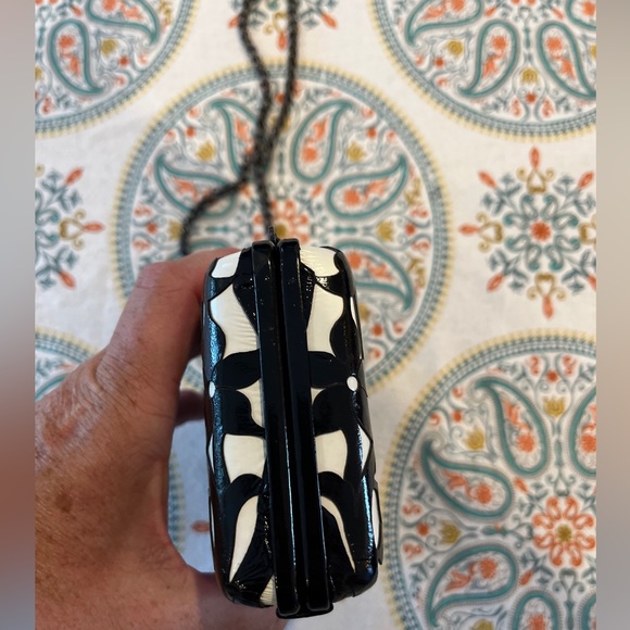 MARY NORTON LADIES BLACK WHITE FLOWERS HARD SHELL CHAIN CLUTCH/HAND BAG-VINTAGE! - Picture 9 of 9